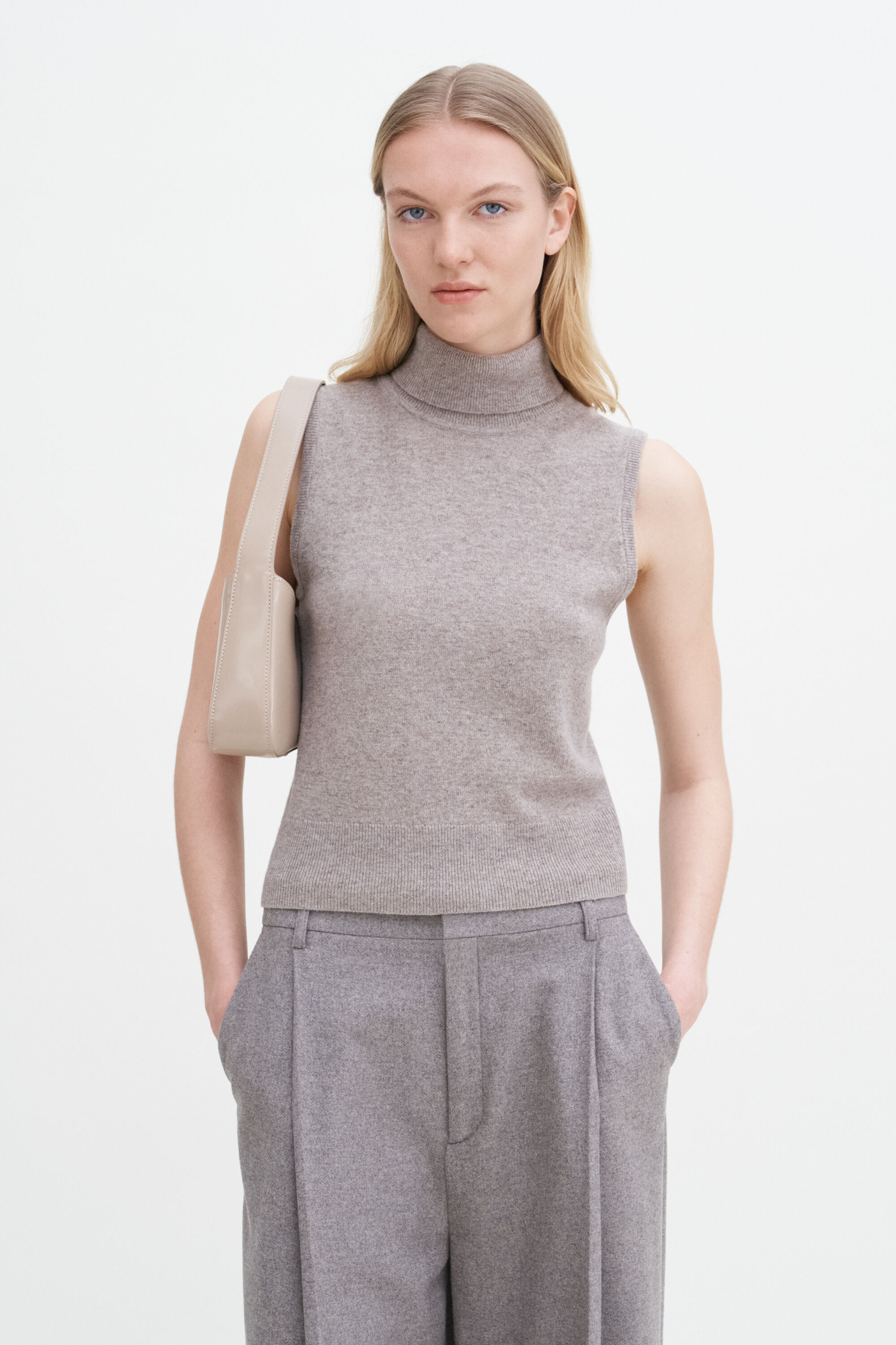 Hella WOOL HIGHNECK VEST ベージュ Hella WOOL HIGHNECK VEST Beige
