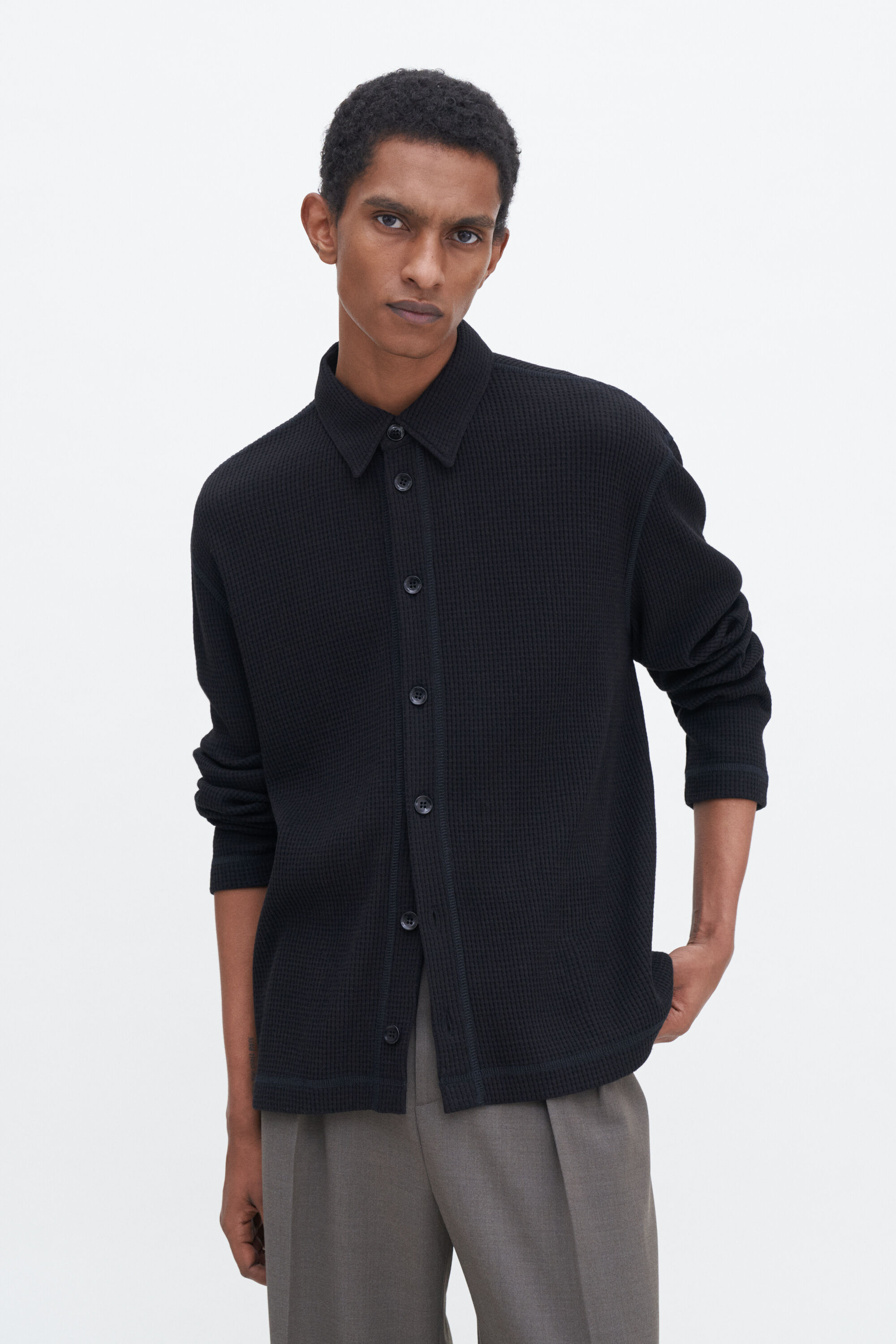 Relaxed Waffle Shirt - Black | FILIPPA K