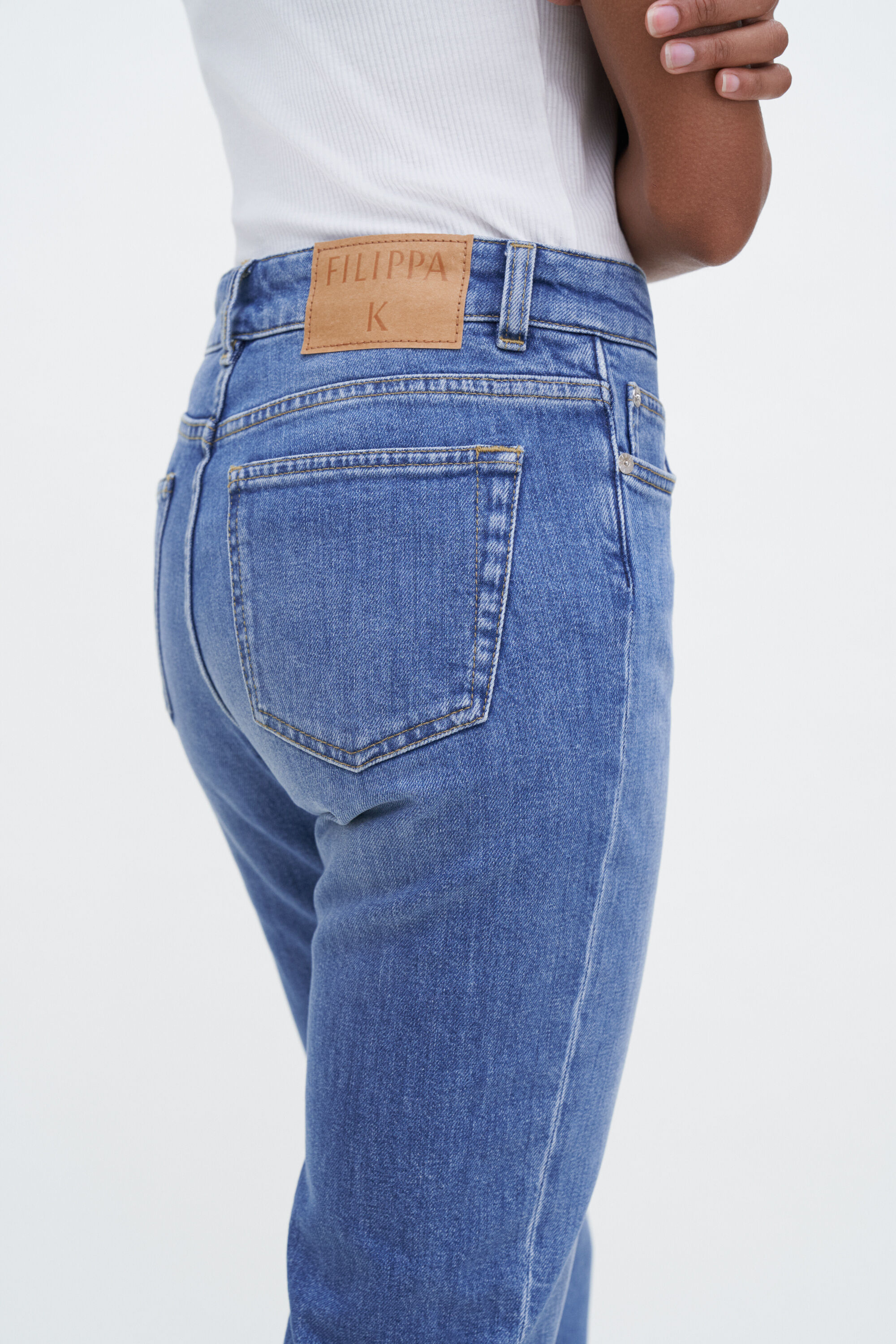 【関税込み】Filippa K ブルー テーパード ジーンズ Stella Jeans Cropped - Mid Blue | FILIPPA K