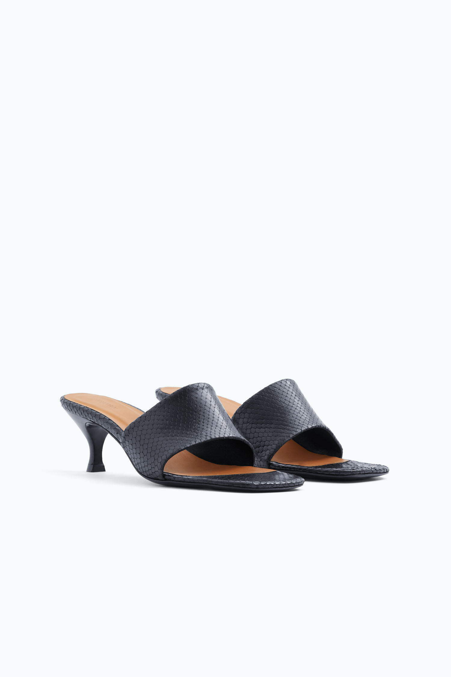 【関税込み】Filippa K ブラック Strappy ヒールサンダル Strappy Sandals - Black | Filippa K