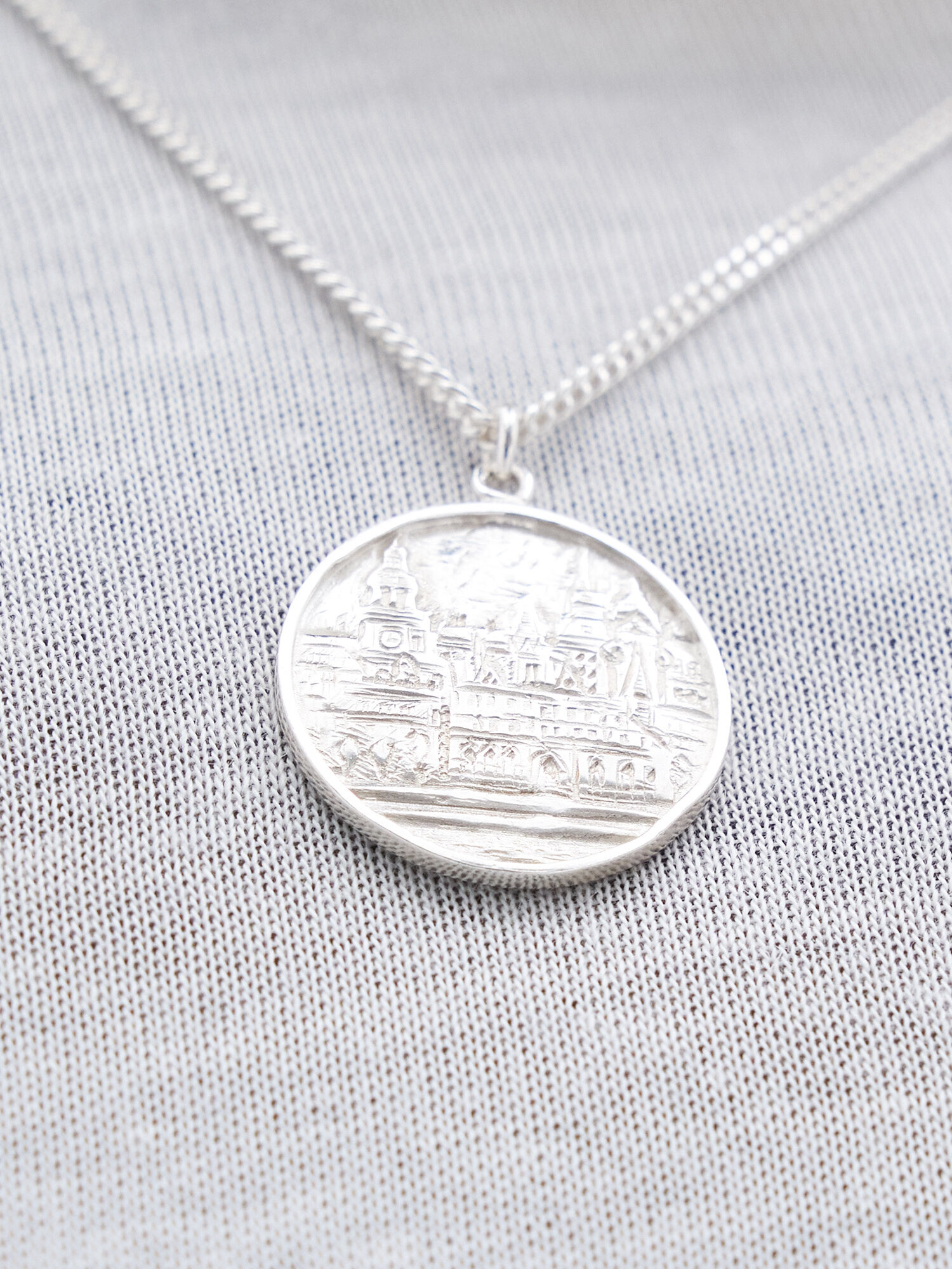 Thin pendant necklace sale