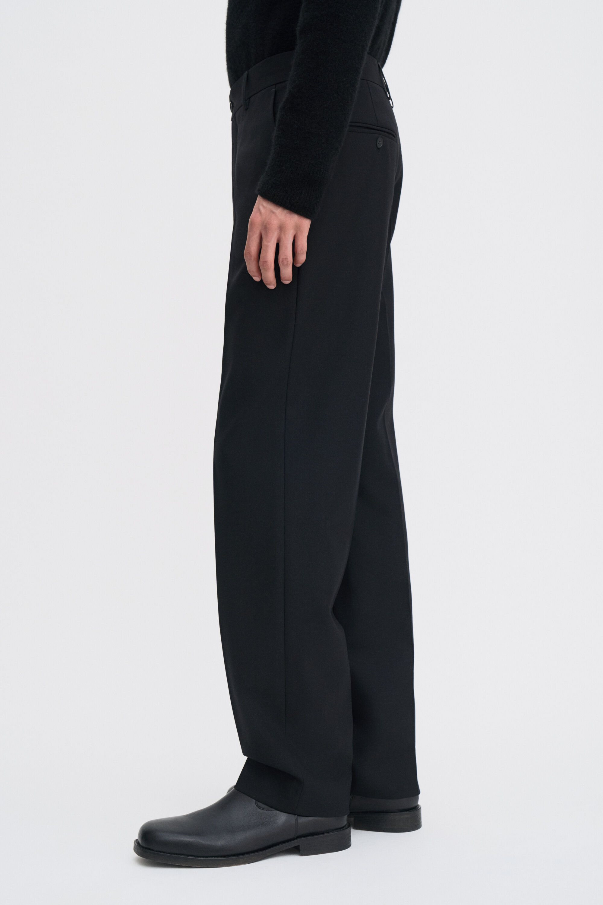 パンツ Filippa K Black Technical Fabric With Medium Rise 26820777_56467842_600.jpg