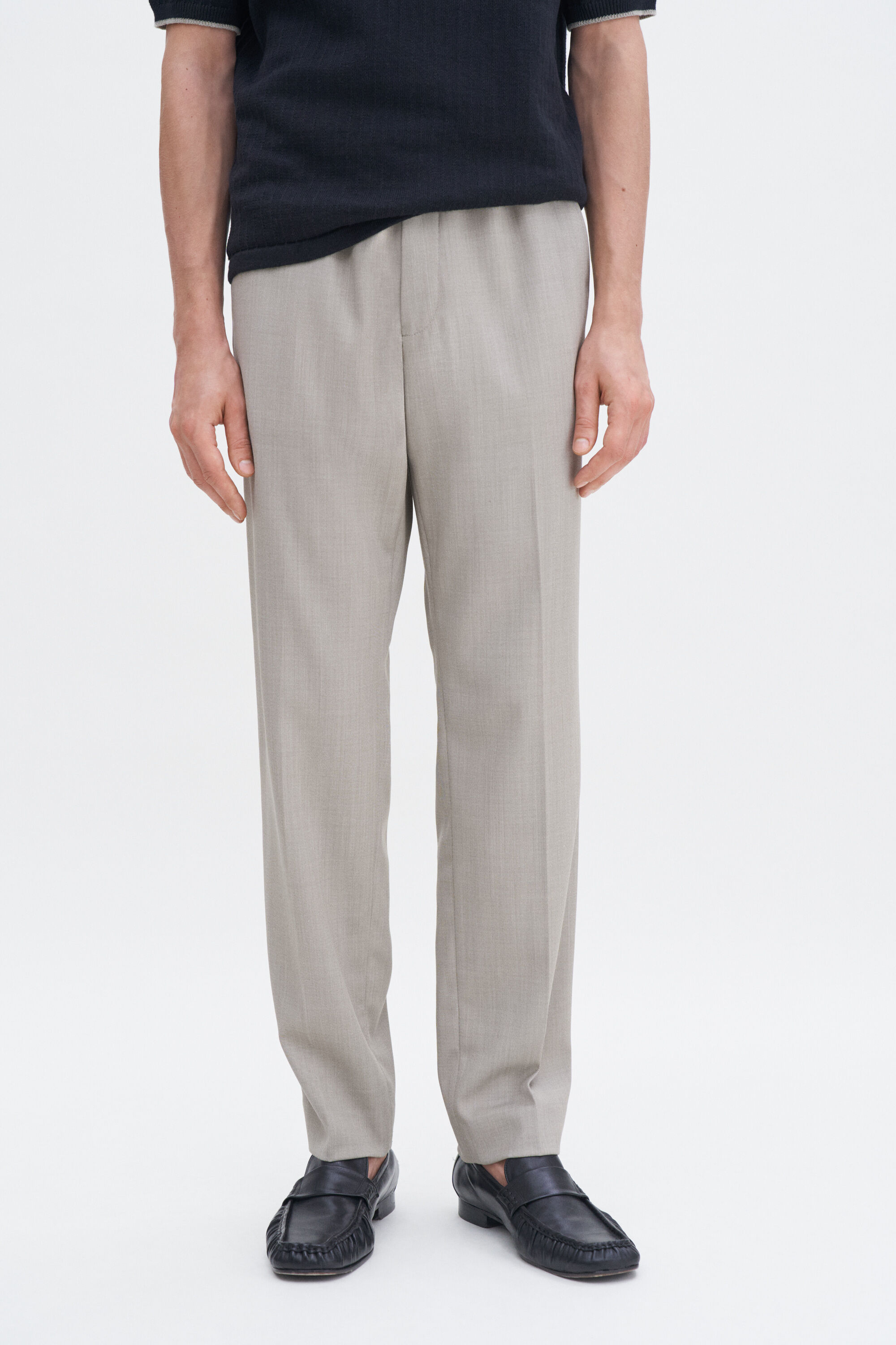 パンツ FILIPPA K FW24 WIDE PLEATED FLANNEL TROUSERS (30673 0070) Milo Trousers - Black | Filippa K
